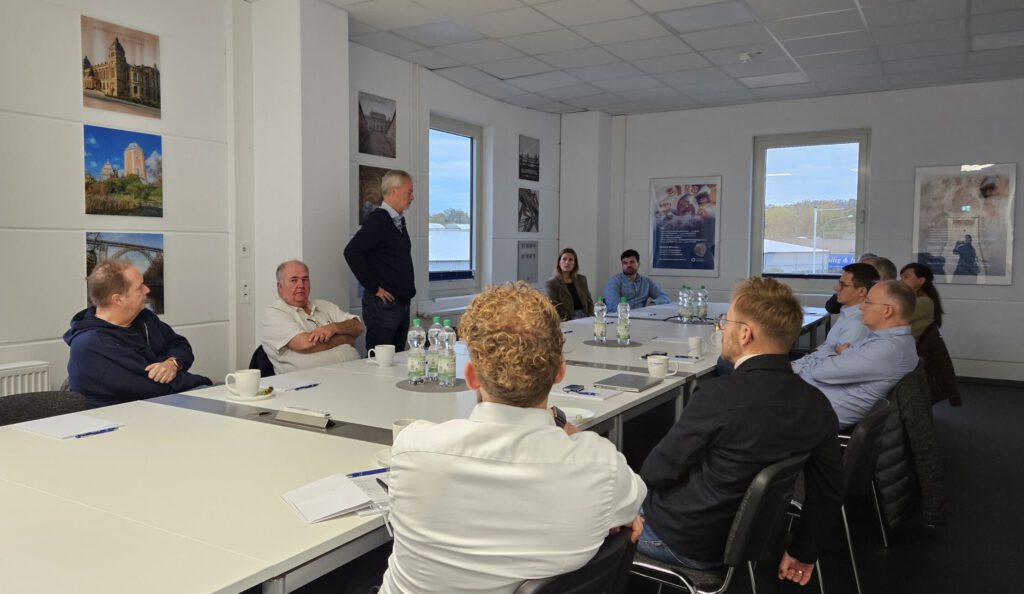 Herr Bovenkamp stellt das Leistungsspektrum der HUEHOCO Group vor.
