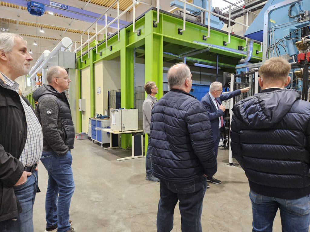 Teilnehmende der 48. Frühschicht beim Unternehmensrundgang durch die Produktionshallen von HUEHOCO in Wuppertal.