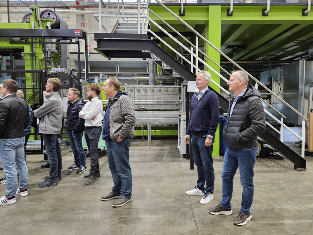 Teilnehmende der 48. Frühschicht beim Unternehmensrundgang durch die Produktionshallen von HUEHOCO in Wuppertal.