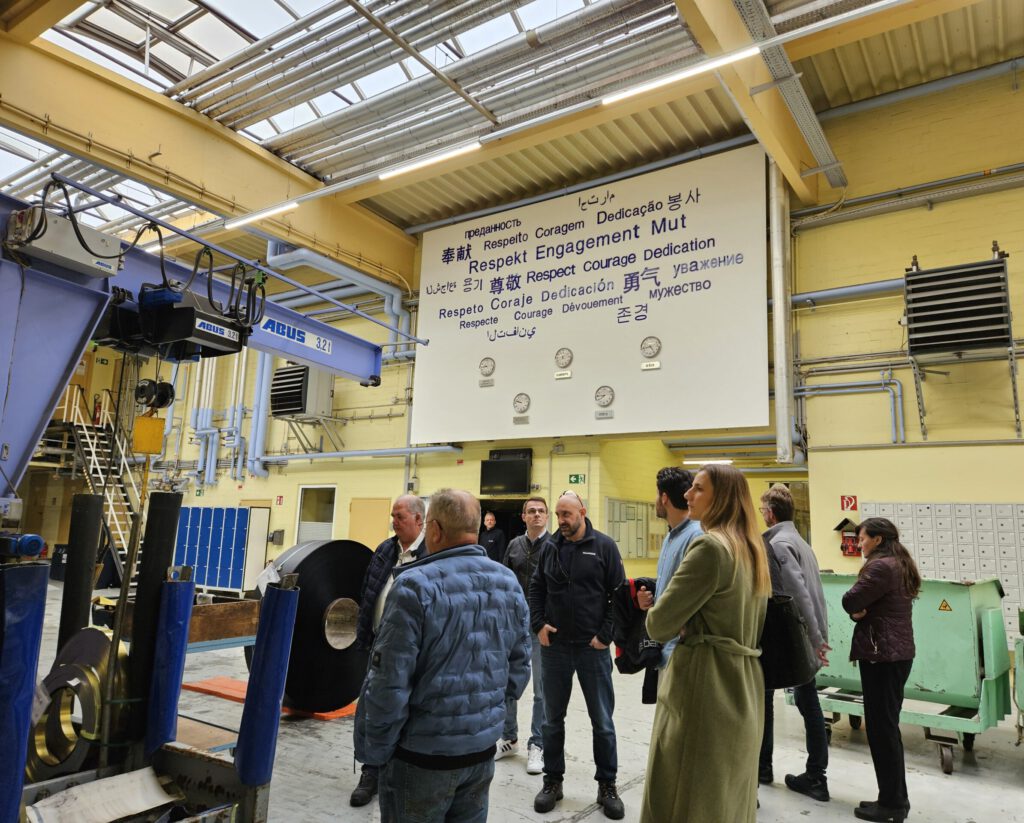 Teilnehmende der 48. Frühschicht beim Unternehmensrundgang durch die Produktionshallen von HUEHOCO in Wuppertal.